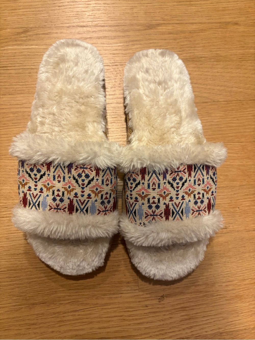 Minnetonka fluffy slippers with Aztec tapestry print size 10